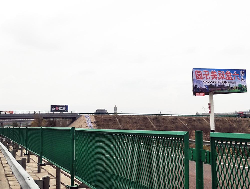 2018年8月宁夏六盘玩美乐园京藏高速中卫立交匝道内高炮广告发布