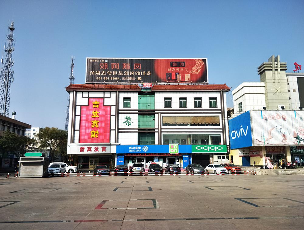 2018年10月宁夏塞上云端牧场青铜峡广场户外广告发布
